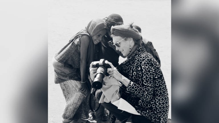 Désirée von Trotha zeigt zwei Kindern Fotos auf einer Fotokamera (Foto: Pressestelle, Aboubacar-Mamani)