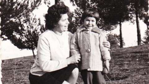 Anna mit ihre Mutter Ariadne in Griechenland (Mitte der 60er Jahre) (Foto: SWR, Anna Koktsidou)