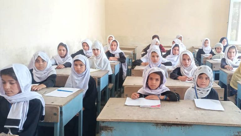 Bild von Schülerinen im Klassenzimmer. Der Afghanischer Frauenverein unterhält 4 Schulen. Zwei der Schulen sind reine Mädchenschulen. (Foto: Afghanischer Frauenverein e.V.)