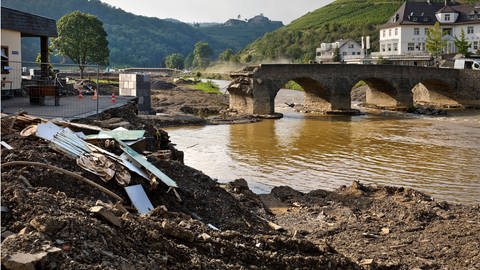 Die zerstörte historische Nepomuk-Brücke bei Rech im Ahrtal (Foto: imago images, imago images/blickwinkel)