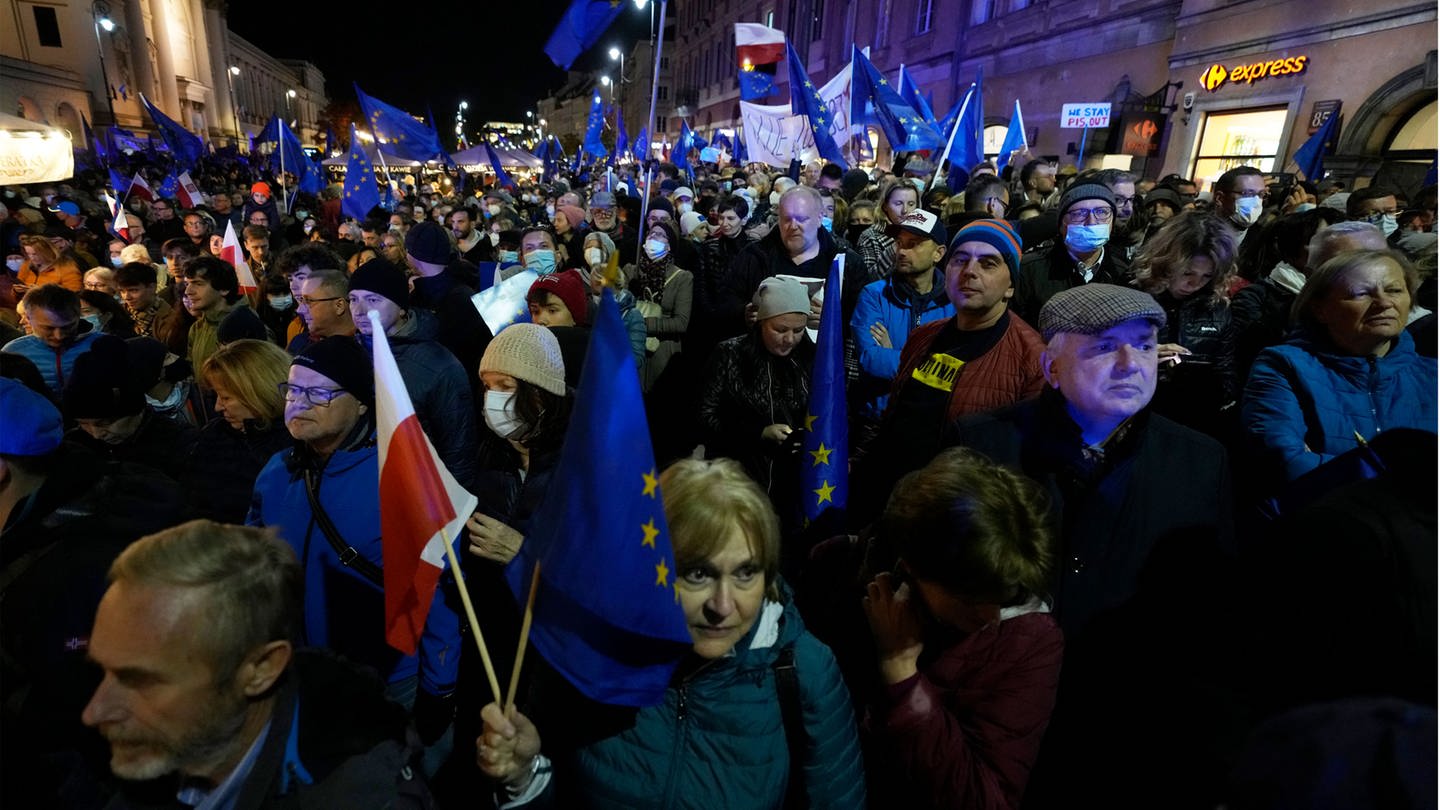 Menschen schwenken EU- und polnische Fahnen bei einer Demonstration zur Unterstützung der Mitgliedschaft Polens in der EU