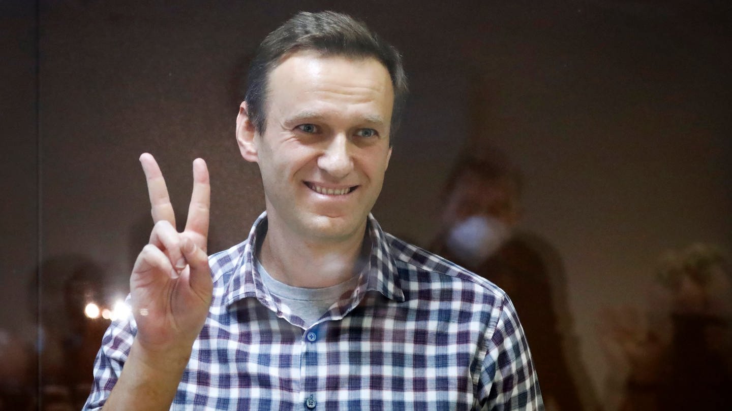 Alexej Nawalny, russischer Oppositionsführer, zeigt das Peace-Zeichen, während er in einem Käfig im Bezirksgericht Babuskinskij steht.