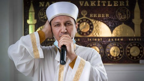 Der Imam der türkischen Mevlana-Moschee ruft zum Gebet auf (Foto: picture-alliance / Reportdienste, picture alliance / ANP | )