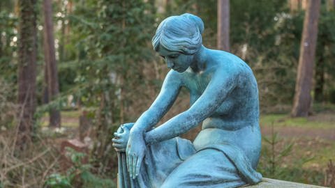 Grabmal - Trauerfigur im Waldfriedhof Zehlendof, Berlin (Foto: imago images, Joko)