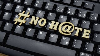 Auf einer Computertastatur liegt der Schriftzug no Hate.  (Foto: imago images, Steinach)
