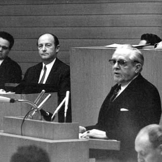 Dr. Hermann Veit (r.) am 27.5.1970 im Stuttgarter Landtag (Foto: picture-alliance / Reportdienste, picture-alliance / dpa | Fritz Fischer)