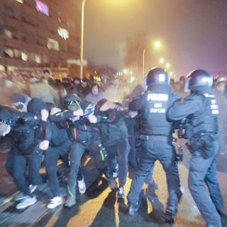 Eine Menschengruppe durchbricht eine Polizeiabsperrung  (Foto: dpa Bildfunk, picture alliance/dpa/B&S | Bernd März)