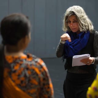 Helena Waldmann in einer Probe mit den bangladeschischen Tänzerinnen für das Stück "Made in Bangladesh" (Foto: Wonge Bergmann)