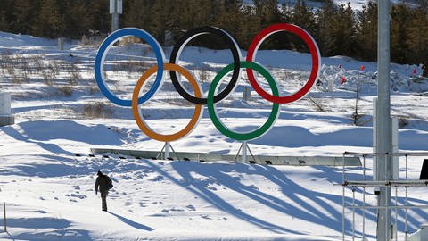 Die 5 olympischen Ringe im Biathlonzentrum Kuyangshu in Zhangjiakou, China, am 15. Januar 2022 (The Yomiuri Shimbun via AP Images ) (Foto: picture-alliance / Reportdienste, picture alliance / ASSOCIATED PRESS | Yosuke Hayasaka)