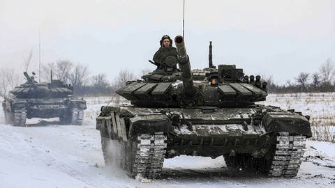 Russische Panzer während militärischer Übungen in der Region Leningrad (vom russischen Verteidigungsministerium zur Verfügung gestelltes Bild) (Foto: dpa Bildfunk, picture alliance/dpa/Russian Defense Ministry Press Service/AP)