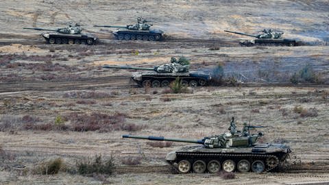 Panzer fahren während der Militärübungen «Union Courage-2022» zwischen Russland und Belarus auf einem Feld des Truppenübungsplatzes Obuz-Lesnovski (Foto: dpa Bildfunk, picture alliance/dpa/AP | Alexander Zemlianichenko Jr)