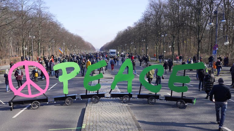 Der Schriftzug "Peace" bei einer Demonstration in Berlin gegen den Ukraine-Krieg (Foto: picture-alliance / Reportdienste, picture alliance/dpa | Jörg Carstensen)