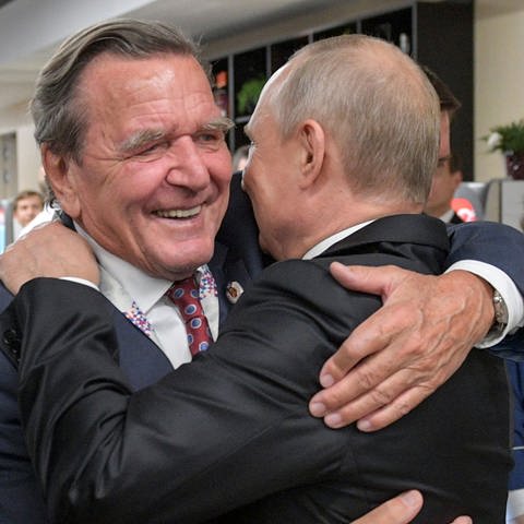 Gerhard Schröder (li.), ehemaliger Bundeskanzler, umarmt Wladimir Putin, Präsident von Russland, nach dem WM-Eröffnungsspiel Russland gegen Saudi-Arabien (Foto: dpa Bildfunk, picture alliance/dpa/TASS | Alexei Druzhinin)