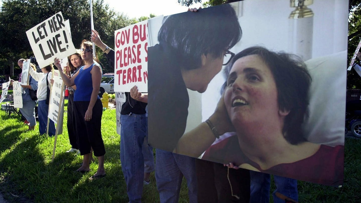 Demonstranten fordern vor einem Hospiz in Pinellas Park in Florida ein Weiterleben der Koma-Patientin Terri Schiavo (Foto: picture-alliance / Reportdienste, picture-alliance / dpa | Peter_Muhly)