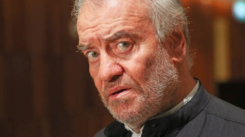 Ein alter Mann mit dünnen, grauen Haaren blickt nachdenklich in die Kamera. (Foto: IMAGO, IMAGO / ITAR-TASS)