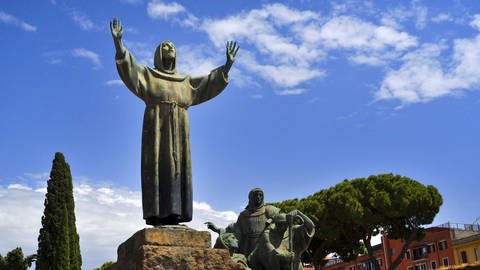 Statue des Franz von Assisi nahe der Laterankirche Piazza di Porta San Giovanni Italien Saint Fran (Foto: IMAGO, M.Hicken)