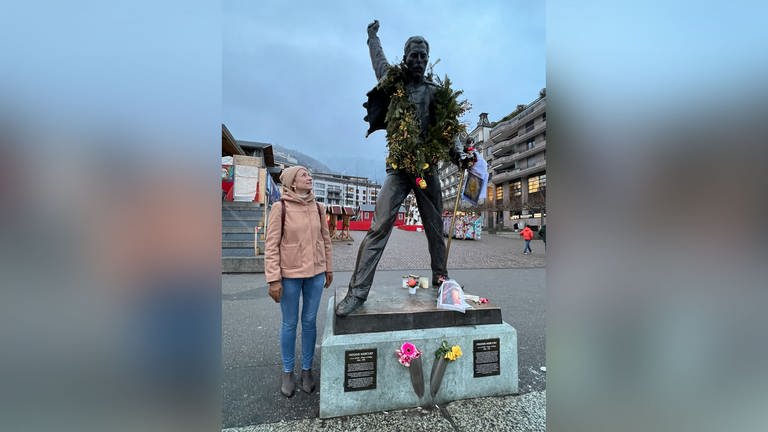 Renata Nasseri neben der Statue von Freddie Mercury in Montreux (Foto: Renata Nasseri)
