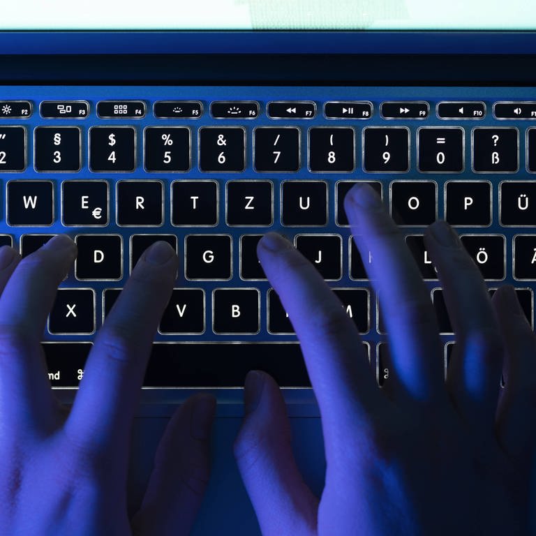Finger an einer Laptop-Tastatur (Foto: IMAGO, IMAGO / allOver-MEV)