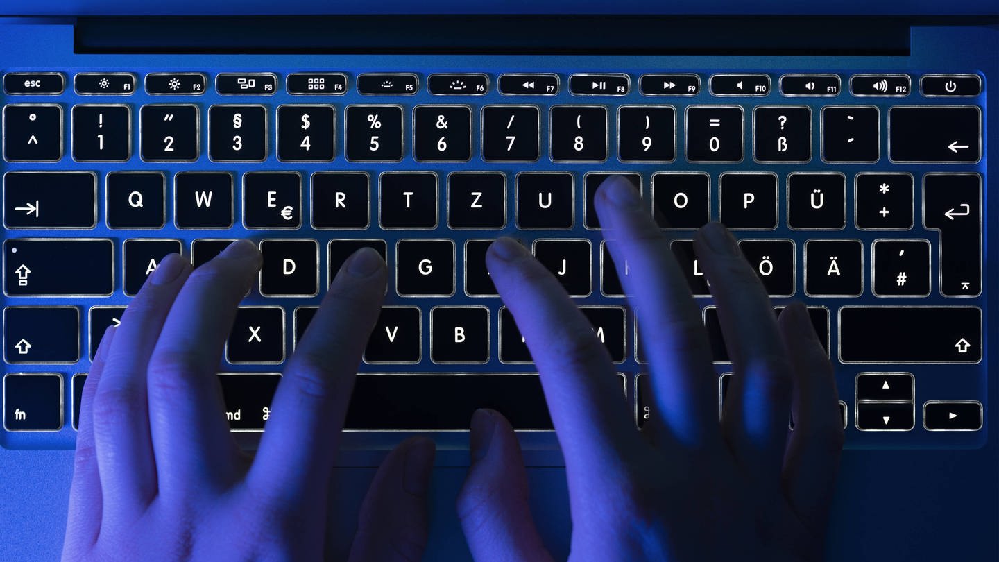 Finger an einer Laptop-Tastatur