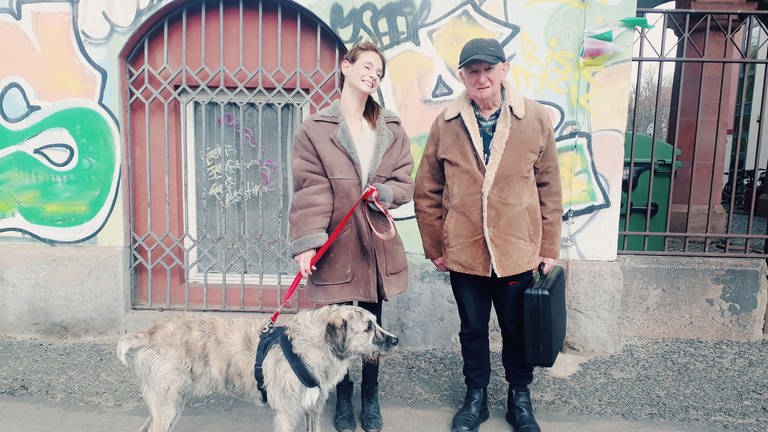 Natalie Putsche mit ihrem Hund und einem der älteren Herren aus ihrer Nachbarschaft (Foto: Privat)