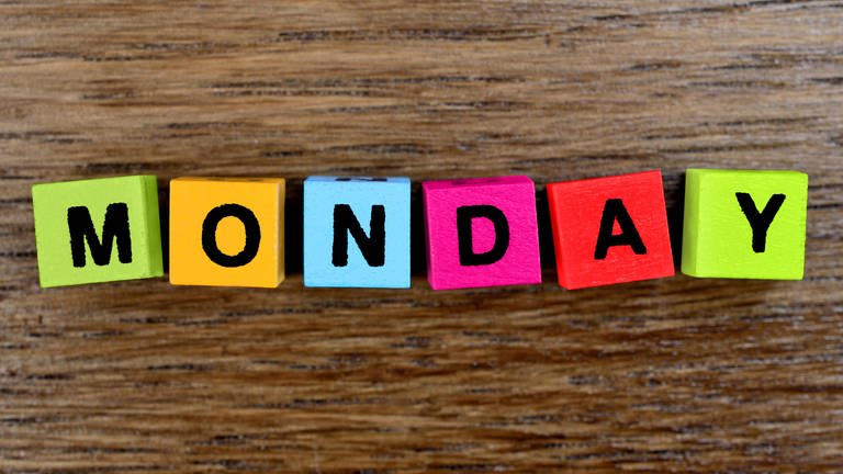 The word Monday on wooden table Symbolfoto (Foto: IMAGO, Agefotostock)