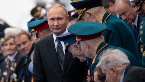 Wladimir Putin (M), Präsident von Russland, kommt zu einer Militärparade zur Erinnerung an das Ende des Zweiten Weltkrieges.  (Foto: dpa Bildfunk, picture alliance/dpa/AP | Alexander Zemlianichenko)