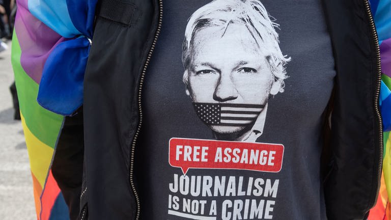 Ein T-Shirt mit dem Foto des Journalisten Julian Assange (Foto: picture-alliance / Reportdienste, picture alliance / Pacific Press | Leo Claudio De Petris)