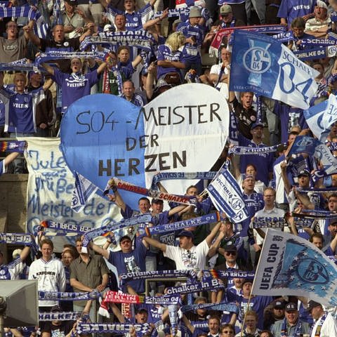 Schalker Fans, die Meister der Herzen, schwenken ihre Fanschals (Foto: imago images, IMAGO / Sven Simon)