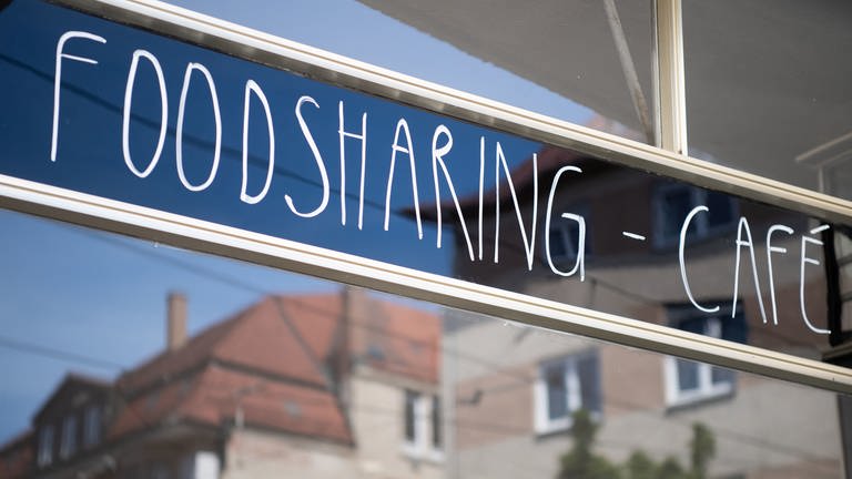 Das Foodsharing-Café "Raupe Immersatt" in Stuttgart (Foto: picture-alliance / Reportdienste, Marijan Murat/dpa)