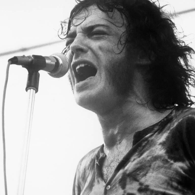 Junger Mann singt inbrünstig in ein Mikrofon (Foto: IMAGO, United Archives)