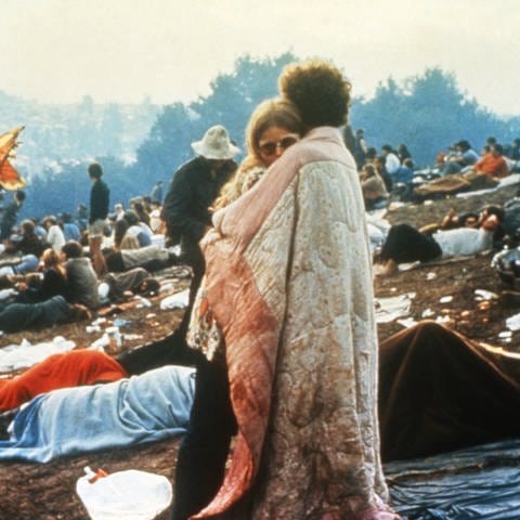 Ein Paar beim Woodstock Festival  (Foto: picture-alliance / Reportdienste, United Archives/TBM)