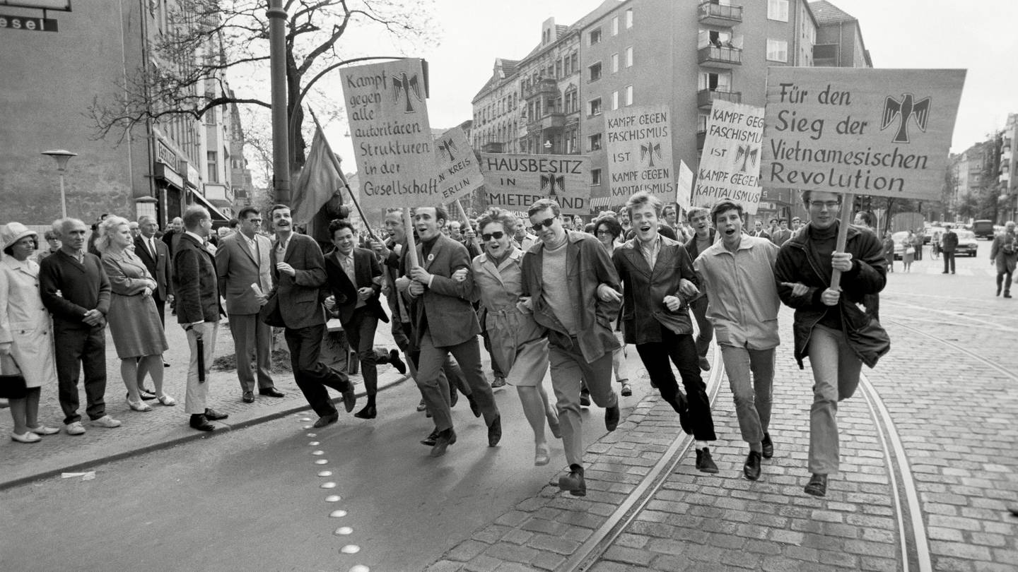 Studierende demonstrieren auf der Straße (Foto: Max Scheler/Süddeutsche Zeitung)