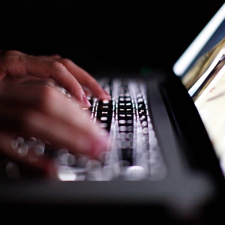 Nachtarbeit am Rechner. Hände auf einer Laptop-Tastatur (Foto: IMAGO, Photocase)
