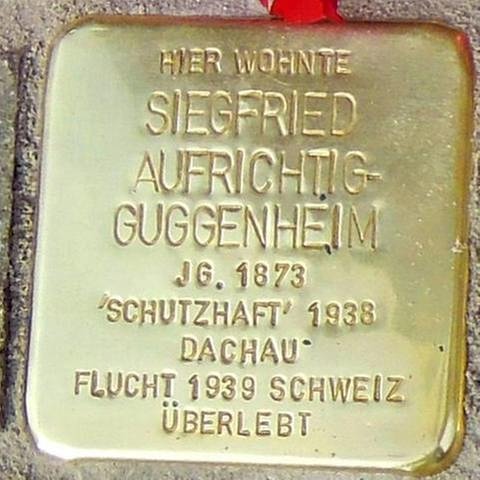 Aufnahme des Stolpersteins von Siegfried Aufrichtig (Foto: Pressestelle, privat -)