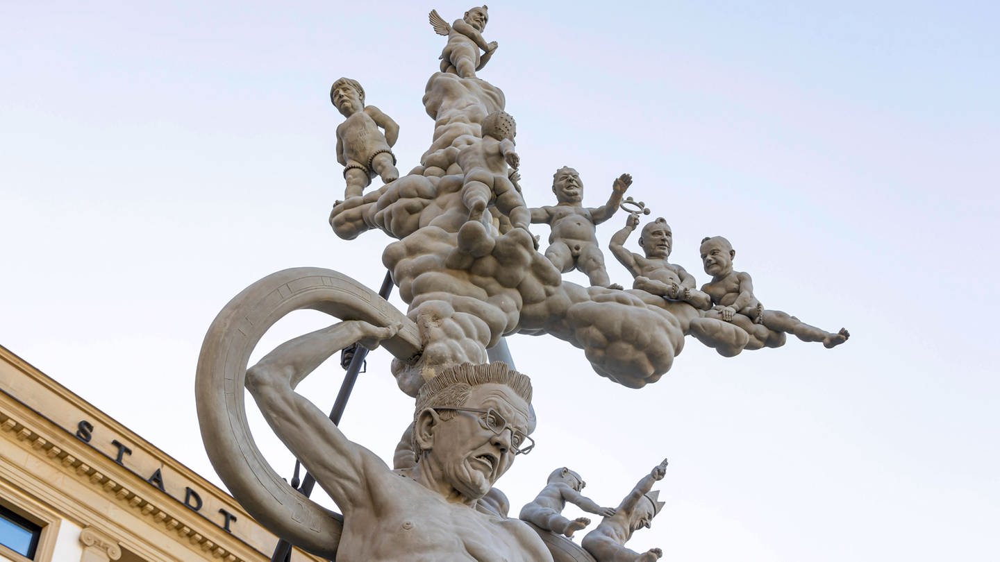 Schwäbische Laokoon-S-21-Skulptur vor dem Stadtpalais Stuttgart. Herzstück des Satire-Kunstwerks ist Winfried Kretschmann, angelehnt an Laocoon aus der griechischen Mythologie. (Foto: IMAGO, Arnulf Hettrich)