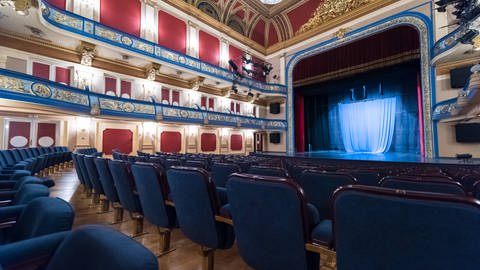Ein leeres Theater mit Bühnenbeleuchtung (Foto: IMAGO, imago images / ingimage)