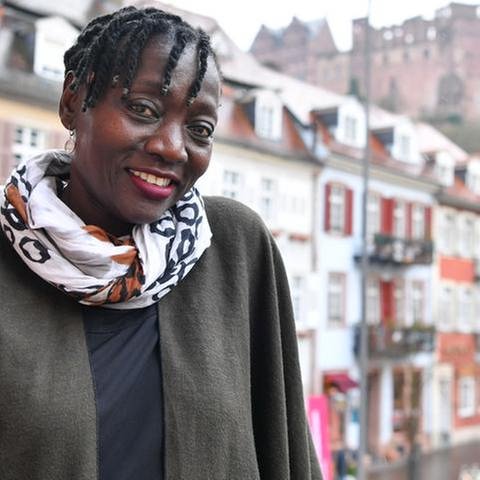 Die kenianische Autorin Auma Obama steht am 30.11.2017 in Heidelberg im Rathaus auf einem Balkon mit Blick auf das Heidelberger Schloss (Foto: picture-alliance / dpa, picture-alliance / dpa - Uwe Anspach)