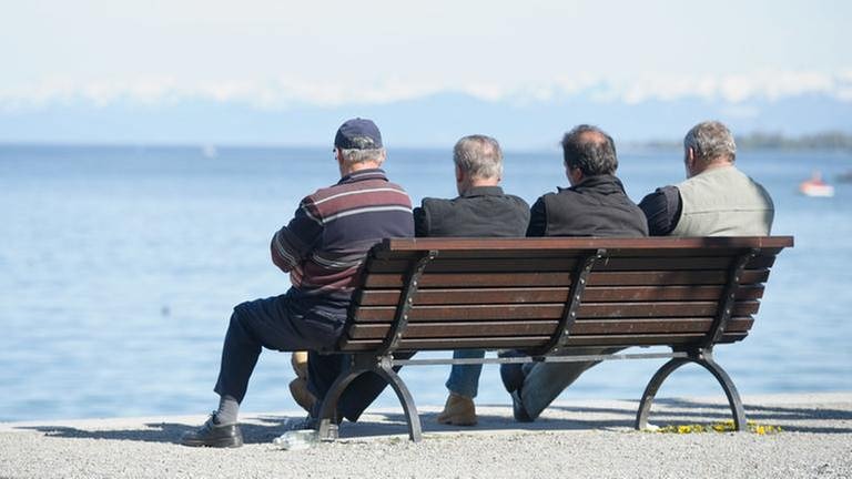 Vier ältere Männer auf einer Bank am See (Foto: picture-alliance / dpa, Tobias Kleinschmidt -)