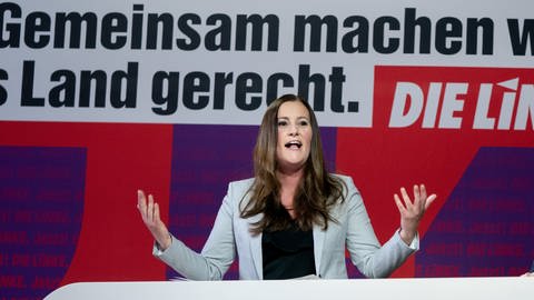 Janine Wissler gestikulierend bei der Vorstellung des Spitzenkandidatenduos der Partei Die Linke (Foto: dpa Bildfunk, picture alliance/dpa | Kay Nietfeld)