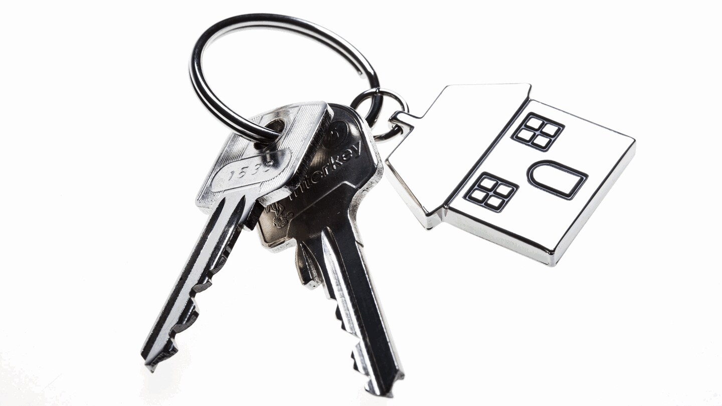 Symbolfoto Wohnen, Immobilien, Hauskauf, Verkauf, mieten, vermieten. Schlüsselbund, Anhänger in Hausform, mit 2 Schlüsseln.