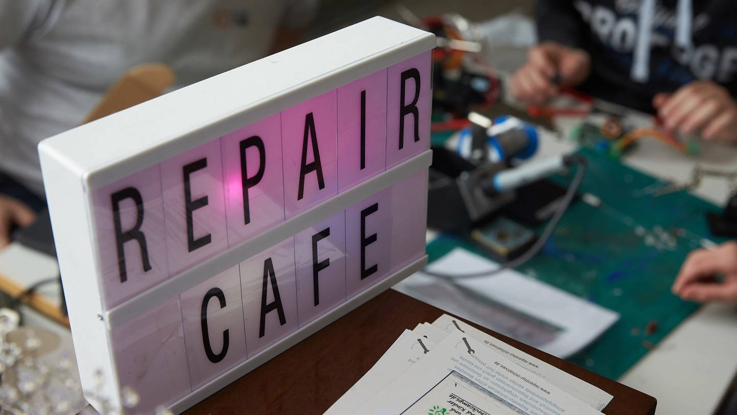 Im Repair-Cafe werden Elektrogeräte repariert (Foto: IMAGO, Thomas Frey)