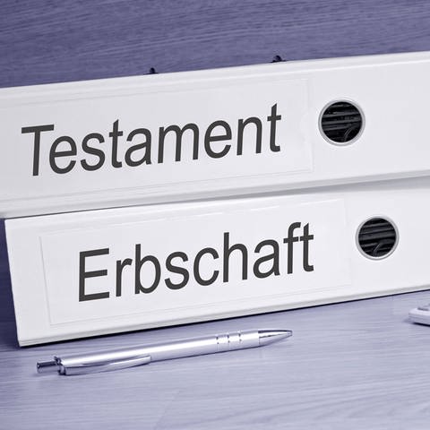 Testament, Erbschaft - Ordner mit Unterlagen (Foto: IMAGO, Shotshop)
