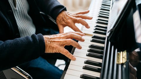 Älterer Mann spielt Klavier (Foto: IMAGO, Westend61)