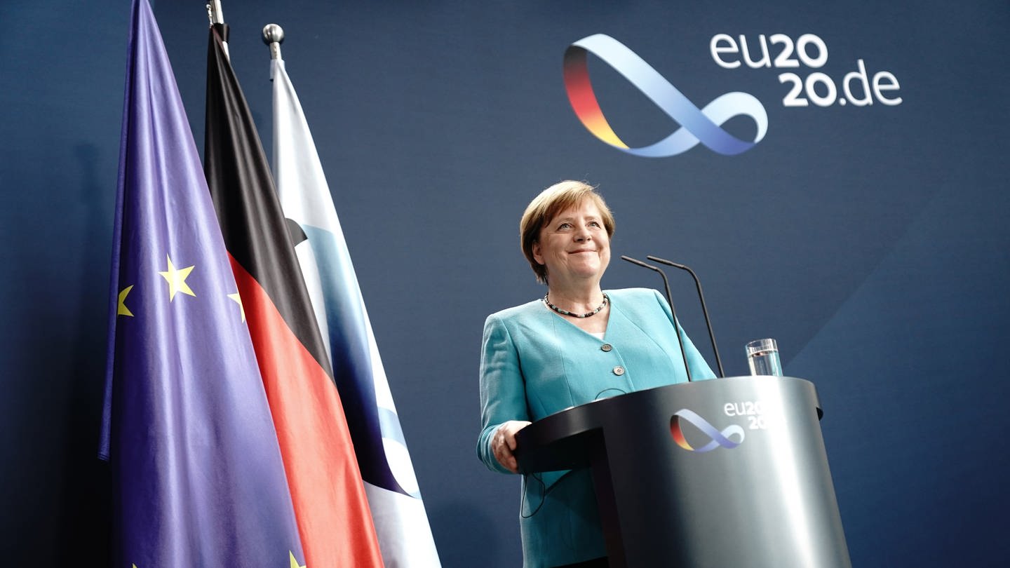 Angela Merkel (CDU) gibt im Foyer des Bundeskanzleramtes eine Erklärung vor der Presse ab (Foto: picture-alliance / Reportdienste, Kay Nietfeld)