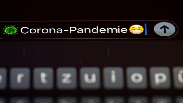 "Corona-Pandemie" steht auf dem Display eines Mobiltelefons. (Foto: dpa Bildfunk, Fotograf:Frank Rumpenhorst)