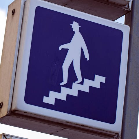 Hinweisschild für eine Fußgängerunterführung  (Foto: IMAGO, imago/Future Image)