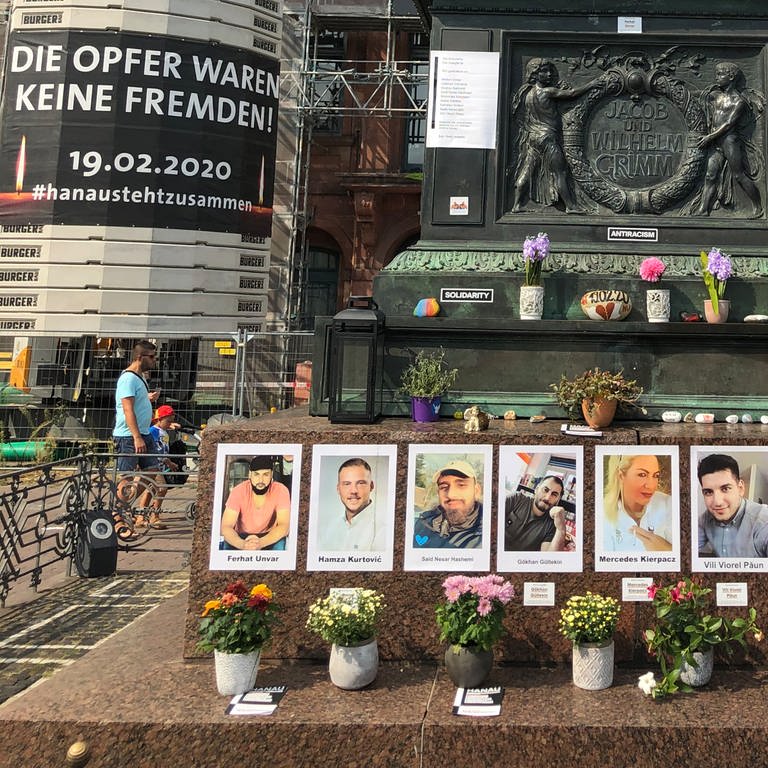 Unter dem Brüder Grimm-Denkmal auf dem Hanauer Marktplatz wird an die Opfer des rassistisch motivierten Anschlags vom 19. Februar 2020 erinnert.  (Foto: picture-alliance / Reportdienste, Christine Schultze)