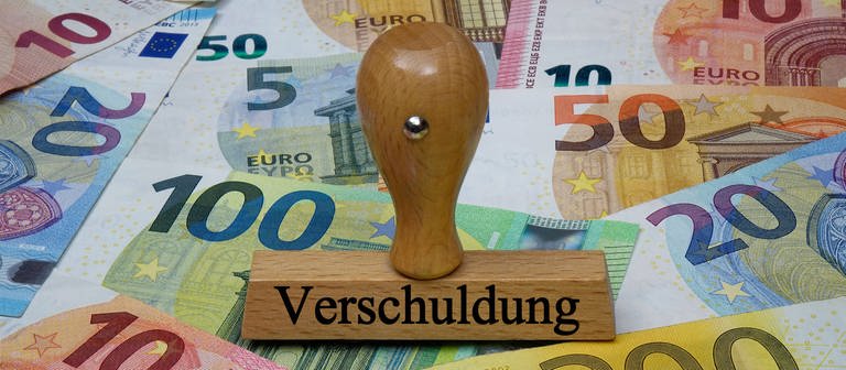 Stempel mit Aufschrift Verschuldung (Foto: IMAGO, imago images/Steinach)