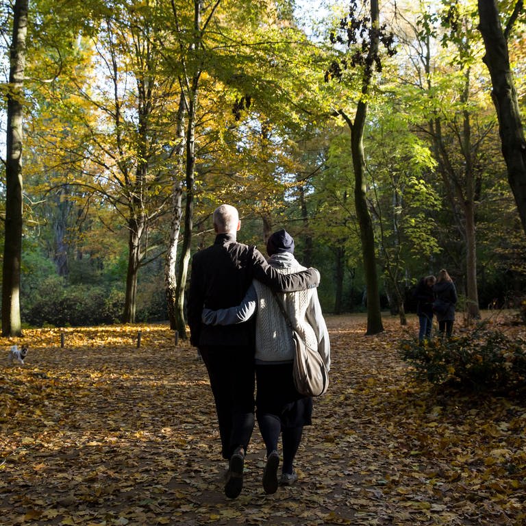 zwei Personen im Berliner Tiergarten (Foto: IMAGO, POP-EYE)