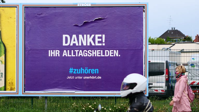 Plakat der Diakonie mit der Aufschrift "Danke! Ihr Alltagshelden. #zuhoeren. Jetzt unter unerhoert.de". 24.05.2020, Berlin. (Foto: picture-alliance / Reportdienste, Wolfram Steinberg)